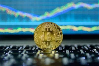 Hợp đồng tương lai vừa ra đời, Bitcoin có lúc tăng hơn 1,000 USD