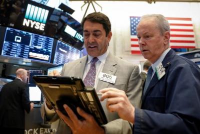 Dow Jones đảo chiều tăng hơn 1,000 điểm khi ông Trump giải ngân 1 ngàn tỷ USD chống COVID-19