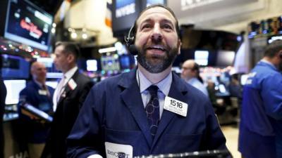 Dow Jones tăng hơn 400 điểm vào đầu phiên