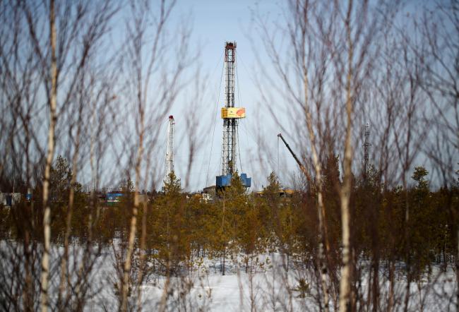 © Bloomberg. A drilling rig stands in an oilfield in Russia.