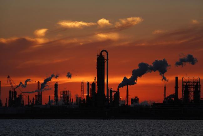 © Bloomberg. Emissions rise from an oil refinery at sunset in Texas City, Texas, U.S., on Thursday, Feb. 16, 2017. Asia's energy importers will benefit from more opportunities for arbitrage, supply diversification if U.S. President Donald Trump's pro-energy policies drive meaningful upsurge in U.S. crude, LNG exports, BMI Research reports.