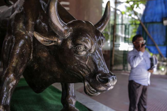 © Bloomberg. A bronze bull statue stands at the entrance to the Bombay Stock Exchange (BSE) building in Mumbai, India, on Monday, May 20, 2019. Indian stocks rallied the most in more than three years and the rupee and sovereign bonds climbed after exit polls signaled Prime Minister Narendra Modi’s ruling coalition is poised to retain power. Photographer: Dhiraj Singh/Bloomberg