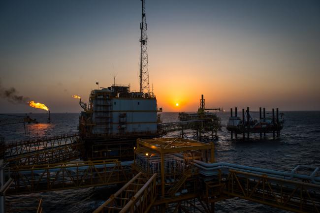 © Bloomberg. Gas flares burn from pipes aboard an offshore oil platform in the Persian Gulf's Salman Oil Field, operated by the National Iranian Offshore Oil Co., near Lavan island, Iran, on Thursday, Jan. 5. 2017. Photographer: Ali Mohammadi/Bloomberg