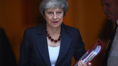 Bảng Anh rớt xuống đáy 21 tháng khi Chính phủ Anh trì hoãn cuộc bỏ phiếu về thỏa thuận Brexit