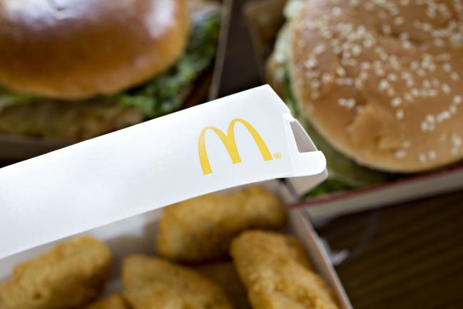 © Bloomberg. McDonald's Corp. food is arranged for a photograph in Tiskilwa, Illinois, U.S., on Friday, April 15, 2016. McDonald's Corp. is expected to report quarterly earnings on April 22.