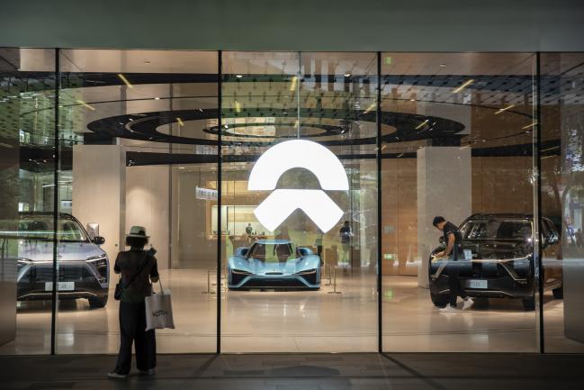 © Bloomberg. NIO electric cars inside the showroom in Shanghai, China. Photographer: Qilai Shen/Bloomberg