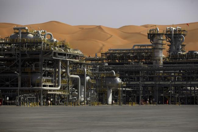 © Bloomberg. Processing equipment operates at the Natural Gas Liquids (NGL) facility at Saudi Aramco's Shaybah oil field in the Rub' Al-Khali desert, also known as the 'Empty Quarter,' in Shaybah, Saudi Arabia, on Tuesday, Oct. 2, 2018. Saudi Arabia is seeking to transform its crude-dependent economy by developing new industries, and is pushing into petrochemicals as a way to earn more from its energy deposits. Photographer: Simon Dawson/Bloomberg