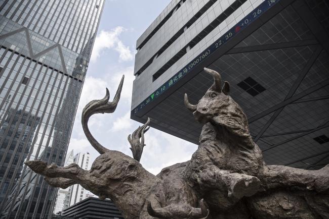 © Bloomberg. A sculpture of bulls stands as an electronic ticker board displays stock prices overhead at the Shenzhen Stock Exchange in Shenzhen, China, on Tuesday, Aug. 23, 2016. Photographer: Qilai Shen/Bloomberg 