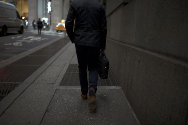 © Bloomberg. A pedestrian walks along a street near the New York Stock Exchange (NYSE) in New York, U.S., on Monday, Nov. 26, 2018 Beaten-down tech shares led the rebound in U.S. stocks, while Treasuries fell as investors gained confidence from positive political developments in Europe and rising oil prices. 