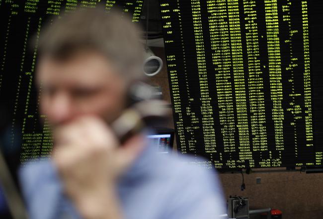 © Bloomberg. A trader works in S&P 500 stock index options pit at the Chicago Board Options Exchange (CBOE) in Chicago, Illinois, U.S., on Thursday, Nov. 16, 2017. CBOE\\'s proprietary VIX futures and S&P 500 options businesses continue to be its key growth engines, with a lack of substitutes affording it significant pricing power.