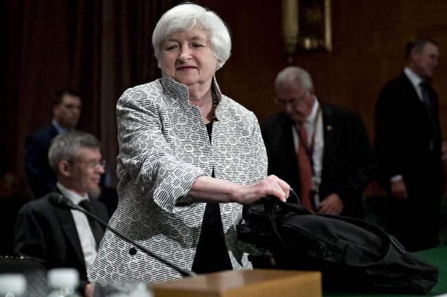 © Bloomberg. Janet Yellen, chair of the U.S. Federal Reserve, arrives to a Senate Banking Committee hearing in Washington, D.C., U.S., on Thursday, July 13, 2017. Yellen said yesterday the U.S. economy should continue to expand over the next few years, allowing the central bank to keep raising interest rates, while also stressing a gradual approach to tightening as the Fed monitors too-low inflation.