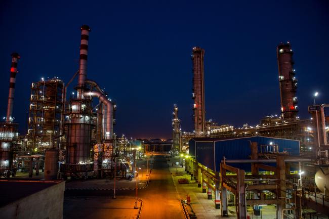 © Bloomberg. Lights illuminate cracking towers at the Persian Gulf Star Co. (PGSPC) gas condensate refinery in Bandar Abbas, Iran, on Wednesday, Jan. 9. 2019. The third phase of the refinery begins operations next week and will add 12-15 million liters a day of gasoline output capacity to the plant, Deputy Oil Minister Alireza Sadeghabadi told reporters. Photographer: Ali Mohammadi/Bloomberg