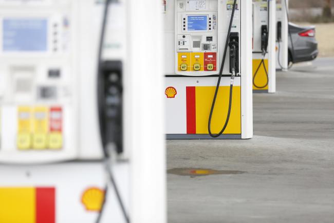 © Bloomberg. Fuel pumps stand at a Royal Dutch Shell Plc gas station in Jeffersonville, Indiana, U.S., on Monday, Jan. 28, 2019.  
