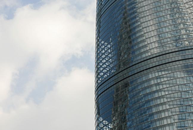 © Bloomberg. Shanghai Tower's glass facade.