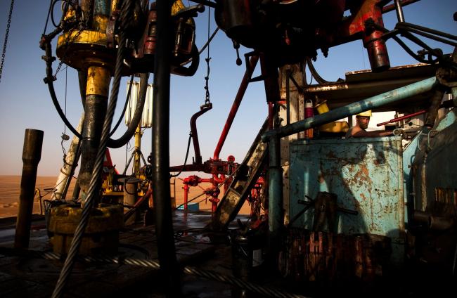 © Bloomberg. EL-SHARARA, LIBYA - JUNE 5: A Repsol Oil Operations oil drilling rig pounds into the desert searching through thousands of feet for and oil reserve on June 5, 2004 in El-Sharara, Libya. With the lifting of US sanctions earlier this year, American oil companies, eager to find other avenues for oil exploration have begun negotiating with the Libyan government to return to its vast oil fields. (Photo by Benjamin Lowy/Getty Images)