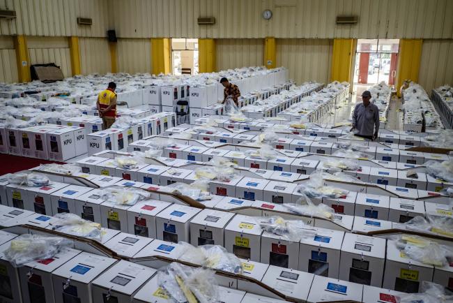 © Bloomberg. JAKARTA, INDONESIA - APRIL 16: Officials prepare ballot boxes for distribution to polling station a day before the election on April 16, 2019 in Jakarta, Indonesia. Indonesia's general elections will be held on April 17 pitting incumbent President Joko Widodo against Prabowo who he defeated in the last election in 2014. (Photo by Ulet Ifansasti/Getty Images)