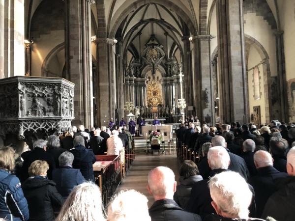 Duomo gremito per funerale di Loacker