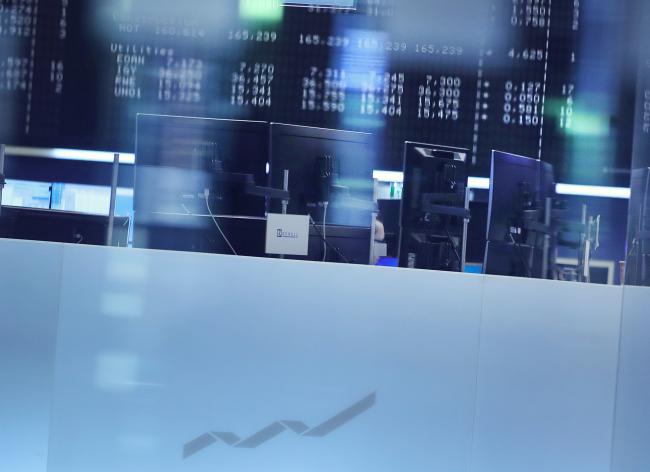 © Bloomberg. A DAX index curve logo sits on a glass panel inside the Frankfurt Stock Exchange in Frankfurt, Germany, on Monday, April 24, 2017. Franceâs bonds jumped, with the 10-year yield dropping to its lowest level in three months, after centrist Emmanuel Macron and nationalist Marine Le Pen won the first round of the nationâs presidential election.