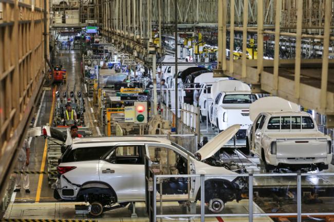 © Bloomberg. Toyota Motor Corp. Hilux pickup trucks move along the production line at the company's plant in Ban Pho, Chachoengsao province, Thailand, on Tuesday, Oct. 13, 2015. 