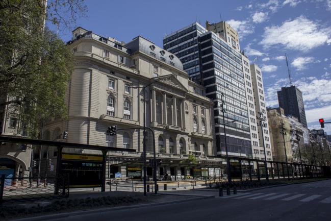 © Bloomberg. Empty bus lanes stand in front of the Buenos Aires Stock Exchange (BCBA) during a national strike in Buenos Aires, Argentina, on Tuesday, Sept. 25, 2018.  Photographer: Sarah Pabst/Bloomberg