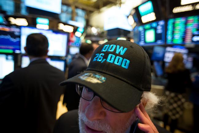 © Bloomberg. A trader wearing a 