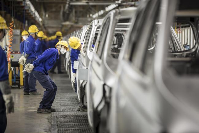 © Bloomberg. Employees inspect vehicles in the weld shop at the SAIC-GM-Wuling Automobile Co. Baojun Base plant, a joint venture between SAIC Motor Corp., General Motors Co. and Liuzhou Wuling Automobile Industry Co., in Liuzhou, Guangxi province, China, on Wednesday, May 23, 2018. GM and its partners sold 4 million vehicles in China in 2017, about 1 million more than the automaker sold in the U.S. Photographer: Qilai Shen/Bloomberg