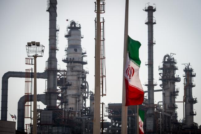 © Bloomberg. An Iranian national flag flies near gas condensate processing facilities in the new Phase 3 facility at the Persian Gulf Star Co. (PGSPC) refinery in Bandar Abbas, Iran, on Wednesday, Jan. 9. 2019. The third phase of the refinery begins operations next week and will add 12-15 million liters a day of gasoline output capacity to the plant, Deputy Oil Minister Alireza Sadeghabadi told reporters. Photographer: Ali Mohammadi/Bloomberg