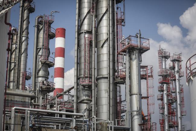 © Bloomberg. Towers stand at the under-construction deep oil processing and refining complex at the Naftna Industrija Srbija AD (NIS) oil refinery, operated by OAO Gazprom Neft PJSC, in Pancevo, Serbia, on Thursday, Sept. 7, 2018. Gazprom jumped to its highest in more than three months after the company said there is a chance for a dividend increase -- a signal investors have been waiting for. Photographer: Oliver Bunic/Bloomberg