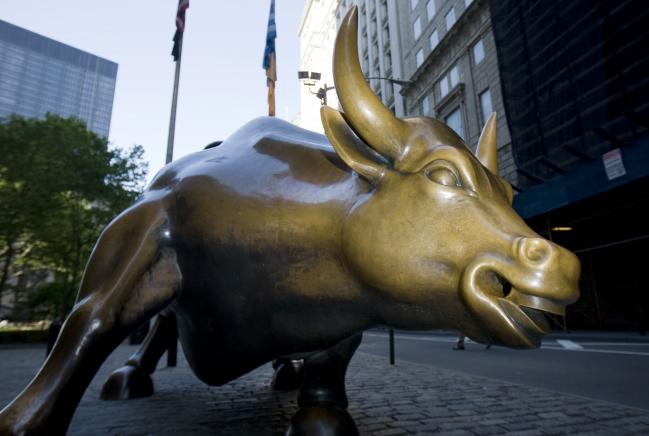 © Bloomberg. The Wall Street bull sculpture sits on display between Broadway and Exchange Place in the Financial District of New York, U.S., on Wednesday, May 20, 2009.  Photographer: ANDREW HARRER/Bloomberg