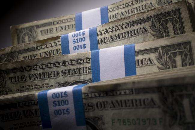 © Bloomberg. Stacks of U.S. one-dollar bills are arranged for a photograph in New York, U.S. 