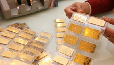 Chênh lệch giá mua và bán vàng SJC vượt 400.000 đồng mỗi lượng