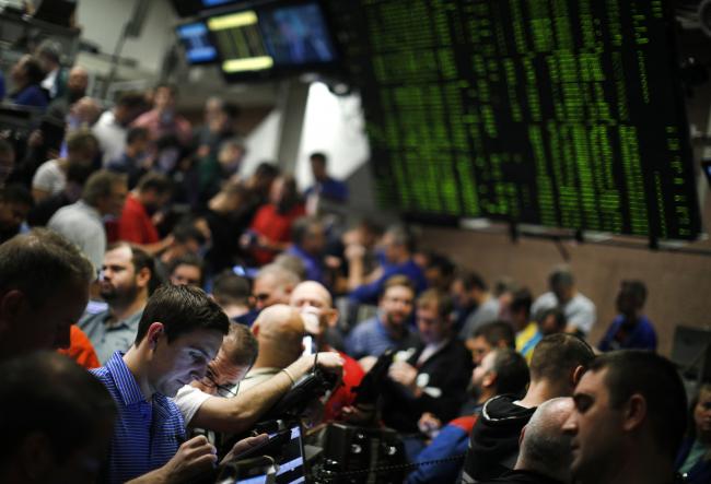 © Bloomberg. Traders work in S&P 500 stock index options pit at the Chicago Board Options Exchange (CBOE) in Chicago, Illinois, U.S., on Thursday, Nov. 16, 2017. CBOE's proprietary VIX futures and S&P 500 options businesses continue to be its key growth engines, with a lack of substitutes affording it significant pricing power.