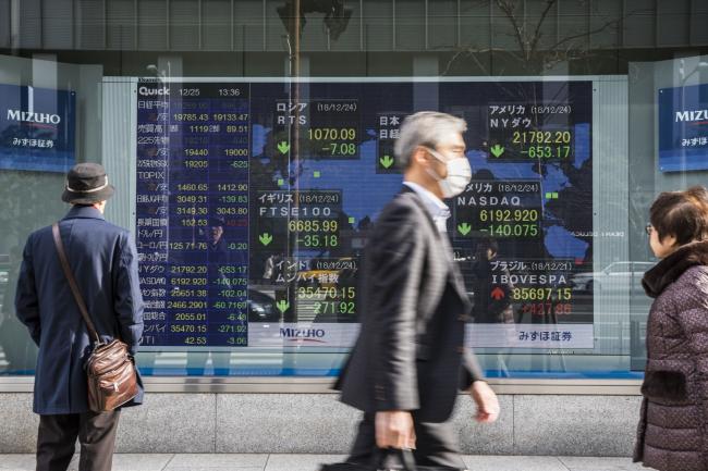 Stocks Drop, Yen Holds Gain as Tariff Man Returns: Markets Wrap
