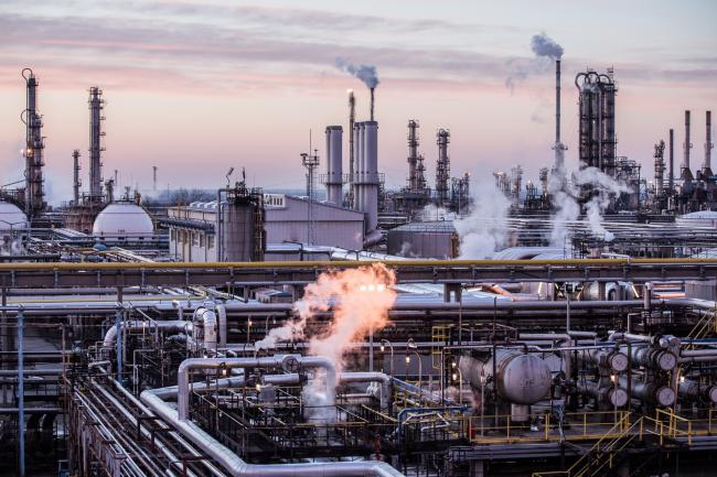 © Bloomberg. Vapour rises from oil processing and refining structures in the Duna oil refinery, operated by MOL Hungarian Oil & Gas Plc, in Szazhalombatta, Hungary, on Monday, Feb. 13, 2019. Oil traded near a three-month high as output curbs by OPEC tightened global supply while trade talks between the U.S. and China lifted financial markets. Photographer: Akos Stiller/Bloomberg