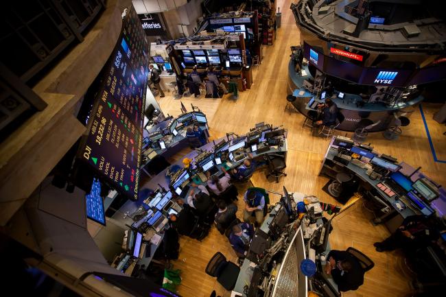 © Bloomberg. Traders work on the floor of the New York Stock Exchange (NYSE) in New York. Photographer: Michael Nagle/Bloomberg