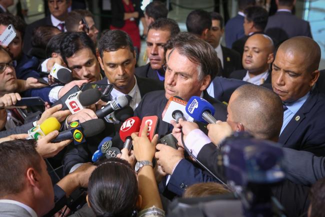 © Bloomberg. Jair Bolsonaro, Brazil's president, speaks to members of the media  following a signing ceremony easing gun laws in Brasilia, Brazil, on Tuesday, May 7, 2019. On Tuesday, Bolsonaro signed a decree relaxing the rules of carrying weapons for collectors, hunters, and sports shooters. Photographer: Andre Coelho/Bloomberg