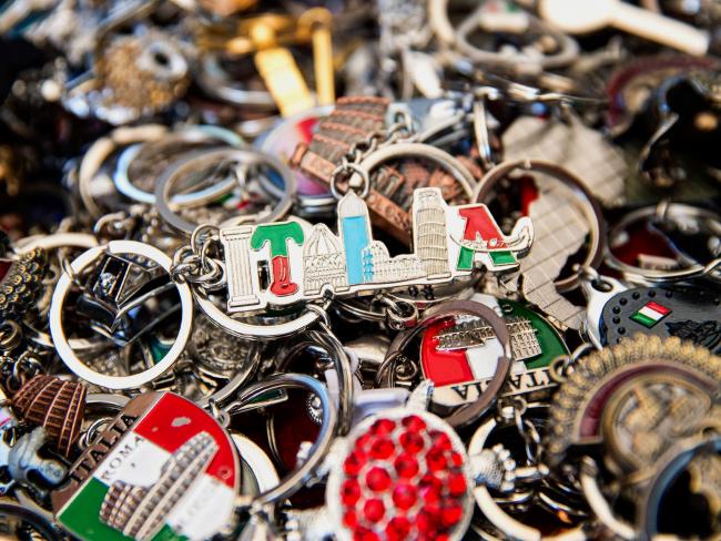 © Bloomberg. Souvenir magnets of Rome and Italy sit displayed for sale at a tourist stall in Rome, Italy, on Thursday, Aug. 17, 2017. Italy's economic recovery extended for a tenth straight quarter, boosting optimism that growth can become sustainable this year amid a rise in industrial production. Photographer: Alessia Pierdomenico/Bloomberg