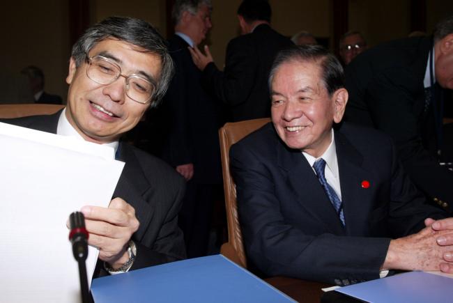 © Bloomberg. Haruhiko Kuroda, then-vice minister for international affairs, left, speaks with the BOJ governor Masaru Hayami in 2002. Photographer: Alex Wong/Getty Images North America