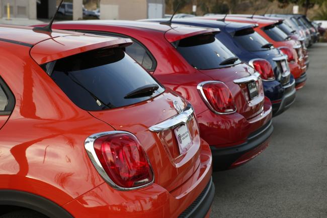 © Bloomberg. Fiat Chrysler Automobiles NV (FCA) 500 subcompact vehicles sit on display for sale on the lot of the AutoNation FIAT South Bay dealership in Hawthorne, California, U.S. Photographer: Patrick T. Fallon/ 