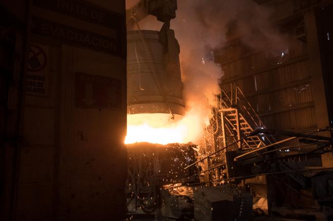 © Bloomberg. A furnace melts scrap metal at the Grupo Acerero SA steel processing facility in San Luis Potosi, Mexico, on Tuesday, March 6, 2018. U.S. President Donald Trump has made good on his promise by imposing tariffs of 25 percent and 10 percent, respectively, on steel and aluminum imports. He handed neighbors Canada and Mexico an olive branch by exempting them -- as long as the U.S. gets what it wants in talks to revamp the North American Free Trade Agreement.