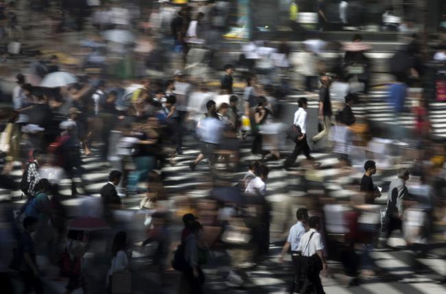 © Bloomberg. Pedestrians cross a road in the Shibuya area of Tokyo, Japan, on Tuesday, May 23, 2017. Japan's consumer price index (CPI) for April will be released on May 26. Japan is scheduled to release Consumer Price Index (CPI) figures for April on May 26. Photographer: Tomohiro Ohsumi/Bloomberg