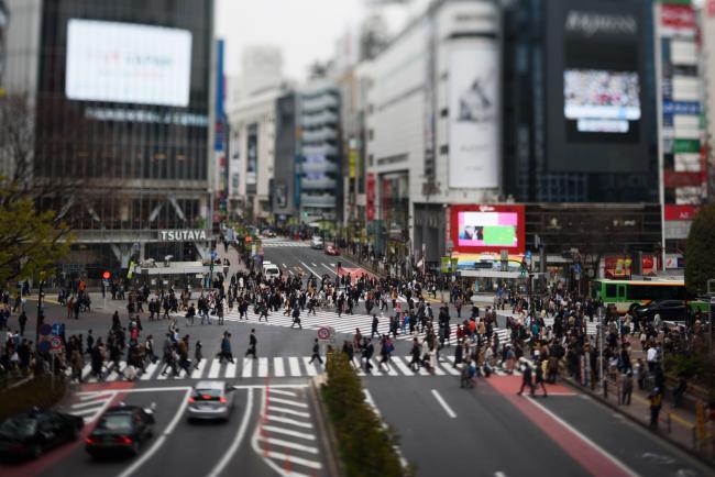 © Bloomberg. Pedestrians cross an intersection in the Shibuya district of Tokyo, Japan. Photographer: Akio Kon/Bloomberg