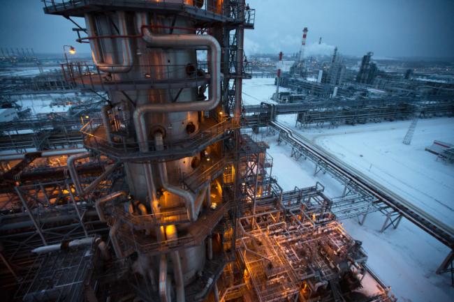 © Bloomberg. Electrical light illuminates a petroleum cracking tower at the Lukoil-Nizhegorodnefteorgsintez oil refinery, operated by OAO Lukoil, in Nizhny Novgorod, Russia. Photographer: Andrey Rudakov