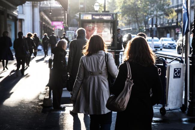 © Bloomberg. Commuters arrive to Havre Caumartin Metro station in Paris, France, on Thursday, Sept. 21, 2017. French unions will try to show Thursday that opposition to President Emmanuel Macron's policies is growing as the government prepares to implement a new labor law and embark on other reforms.