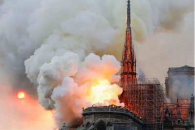 Nhà thờ Đức Bà Paris đang bốc cháy dữ dội