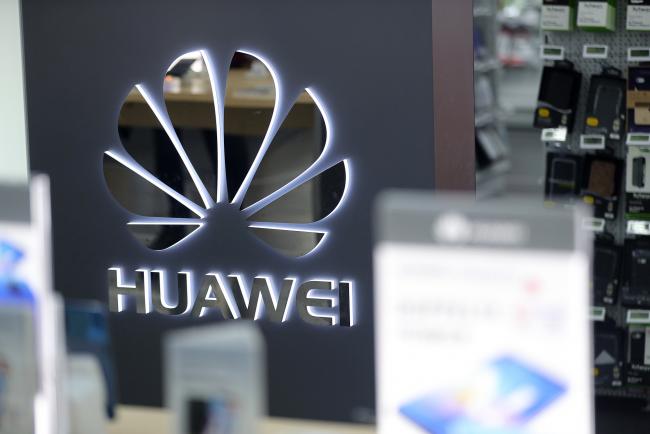 © Bloomberg. A Huawei Technologies Co. logo sits on display in a store. 