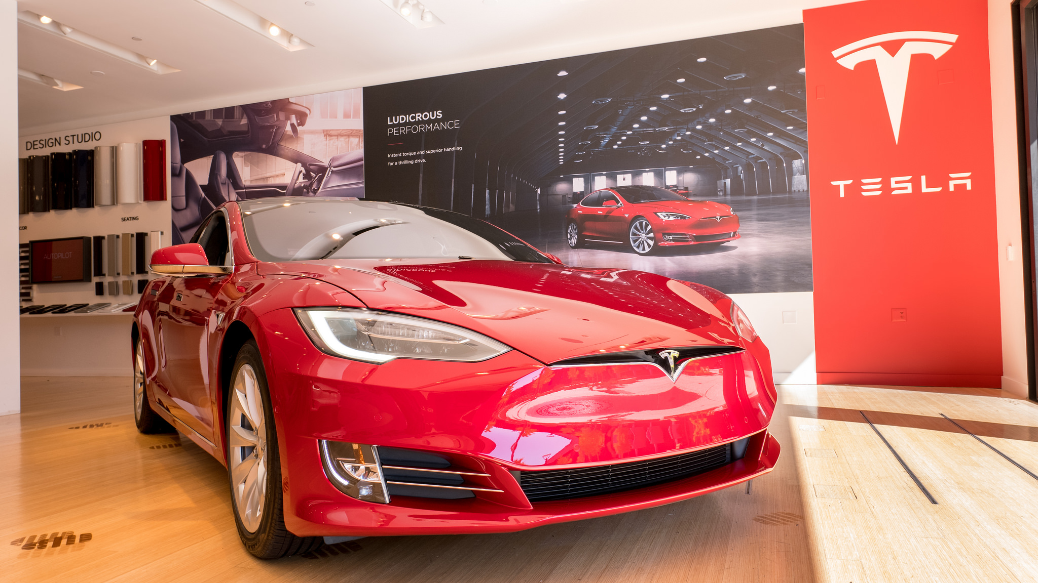 Die Aktie von Tesla wurde hochgestuft: Was man wissen sollte