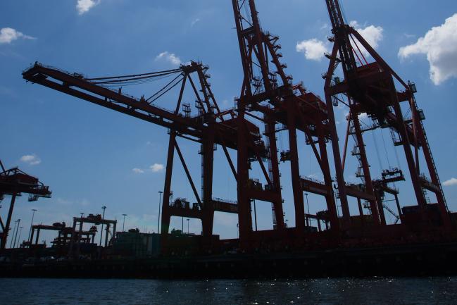 © Bloomberg. Gantry cranes stand at the Port of Vancouver in Vancouver, British Columbia. 