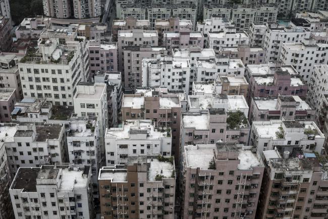 © Bloomberg. Residential apartment buildings stand in the Futian district of Shenzhen, China, on Wednesday, Sept. 20, 2017. China is on a city-by-city campaign to rein in house prices and limit the risk of bubbles.