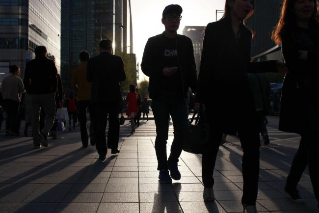 © Bloomberg. Pedestrians walk in the Gwanghwamun business district of Seoul, South Korea. 